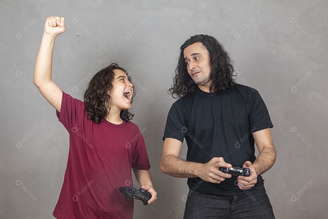 Pai jogando videogame com seu filho sobre conforto de sua casa