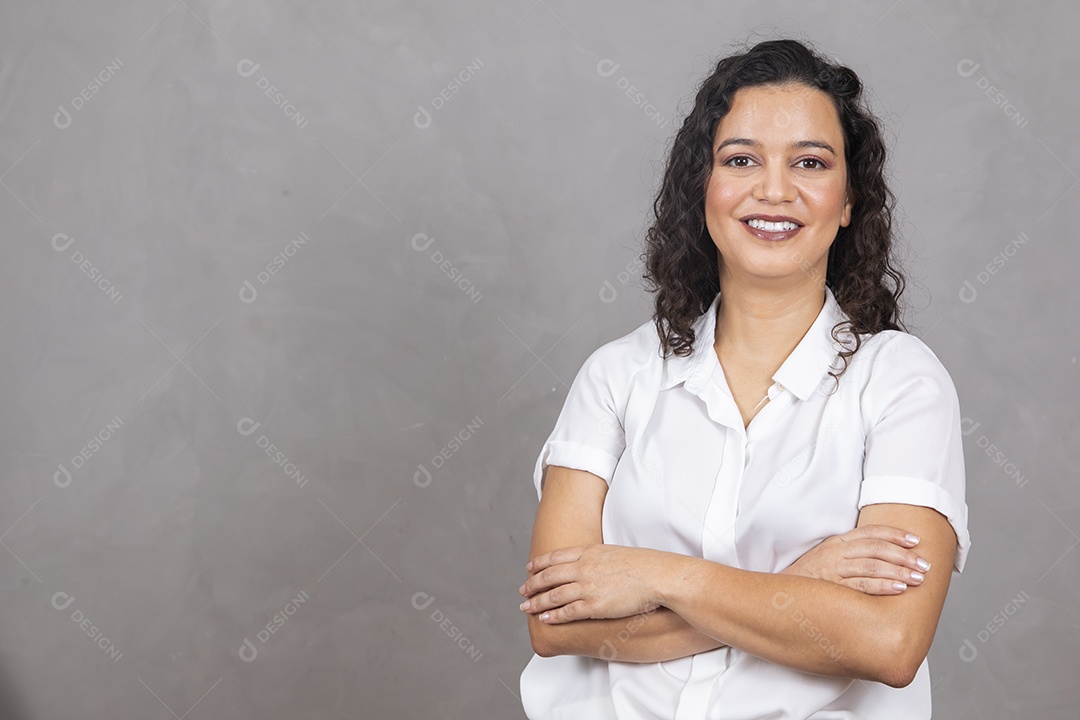 Linda mulher usando roupa branca sobre fundo cinza