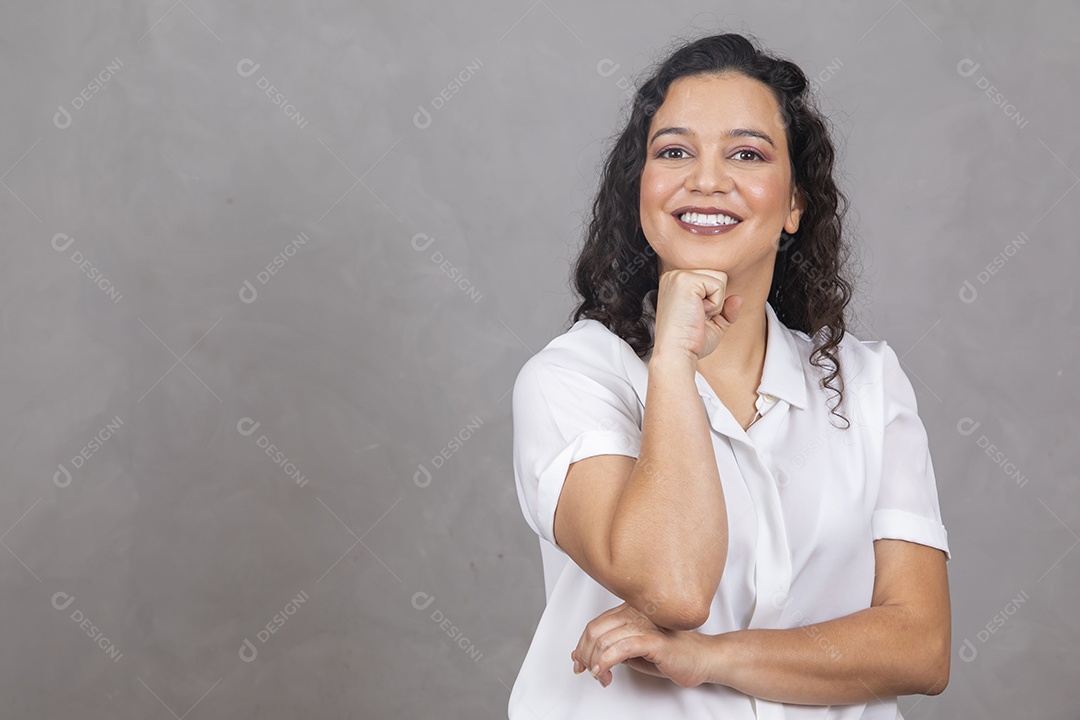Linda mulher usando roupa branca sobre fundo cinza