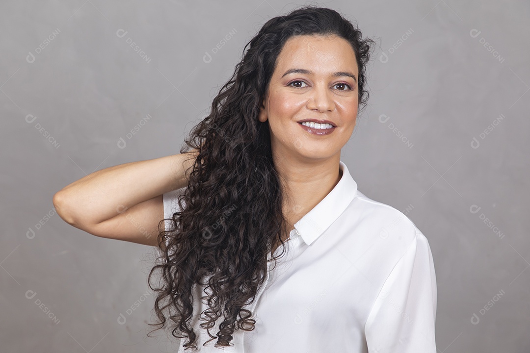 Linda mulher usando roupa branca sobre fundo cinza