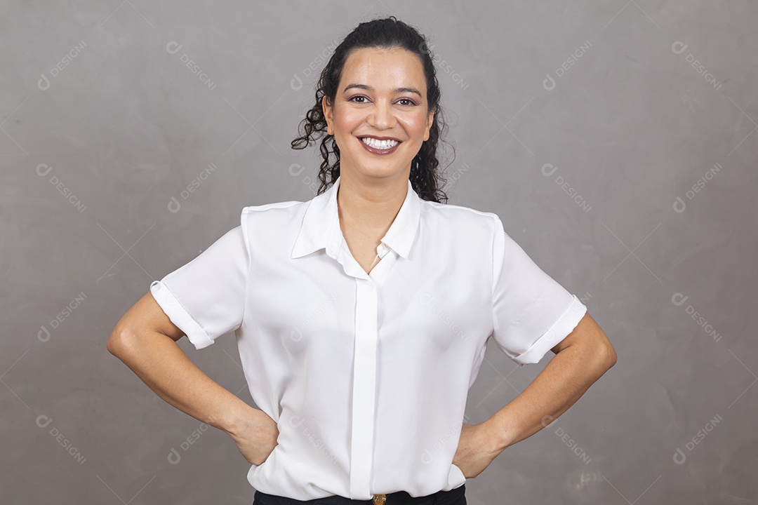 Linda mulher usando roupa branca sobre fundo cinza