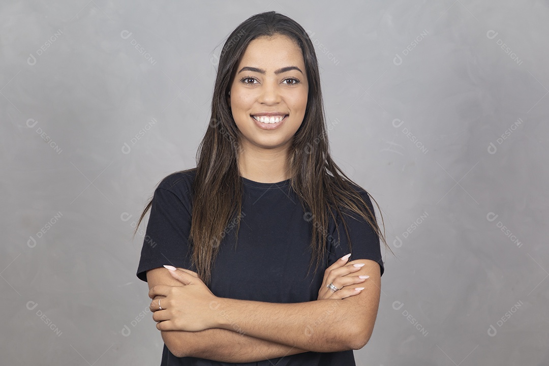 Linda mulher jovem sorridente sobre fundo isolado cinza