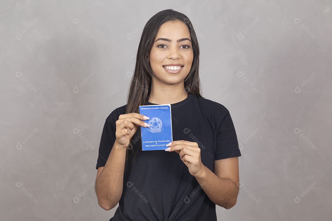 Linda mulher jovem garota sorridente segurando carteira de trabalho sobre fundo isolado cinza