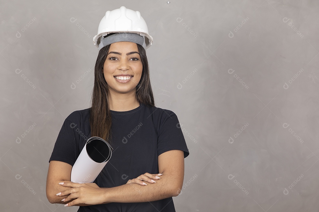 Linda mulher engenheira usando capacete branco jovem garota sorridente sobre fundo isolado cinza