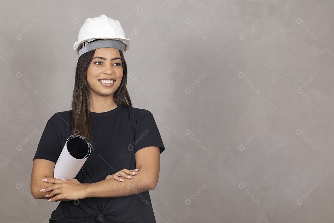 Linda mulher engenheira usando capacete branco jovem garota sorridente sobre fundo isolado cinza