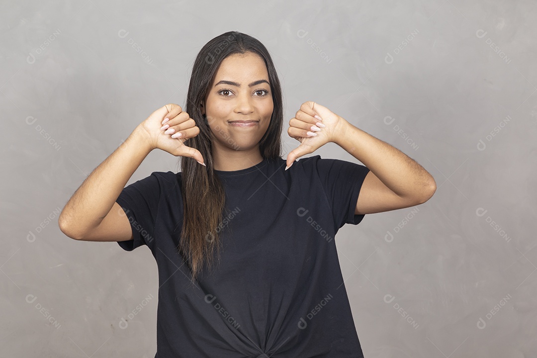 Linda mulher jovem garota sorridente sobre fundo isolado cinza