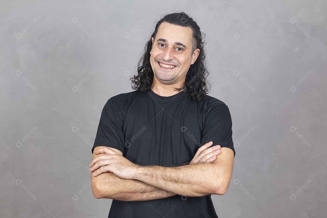 Homem jovem sorridente sobre fundo cinza