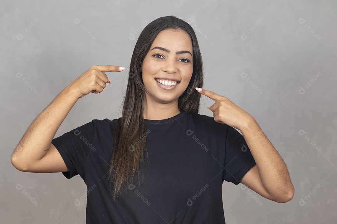Linda mulher jovem garota sorridente sobre fundo isolado cinza