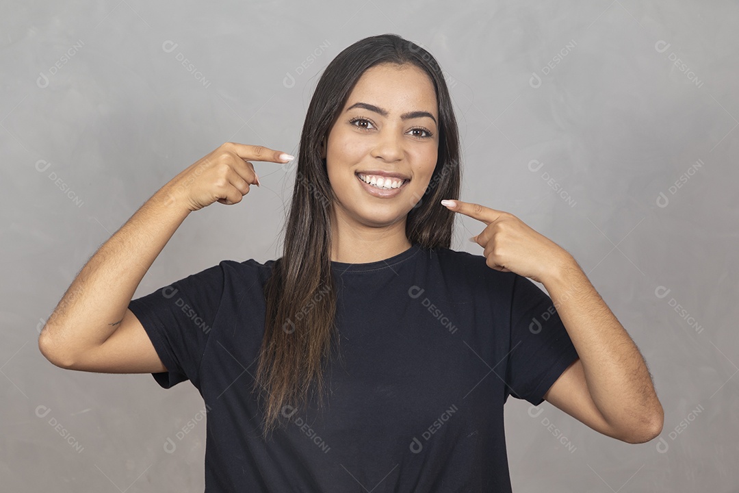 Linda mulher jovem garota sorridente sobre fundo isolado cinza