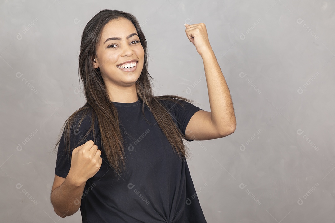 Linda mulher jovem garota sorridente sobre fundo isolado cinza