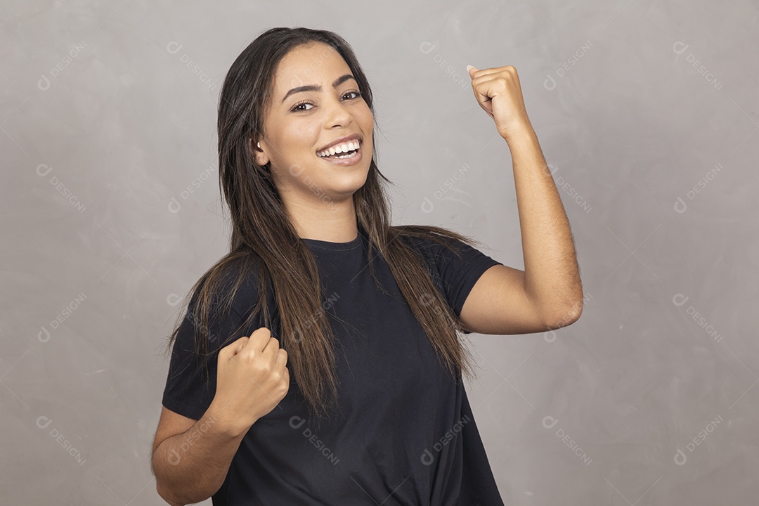 Linda mulher jovem garota sorridente sobre fundo isolado cinza