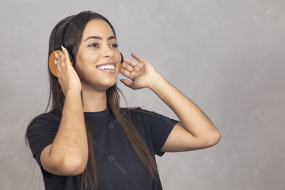 Linda mulher jovem garota sorridente usando fone de ouvido sobre fundo isolado cinza