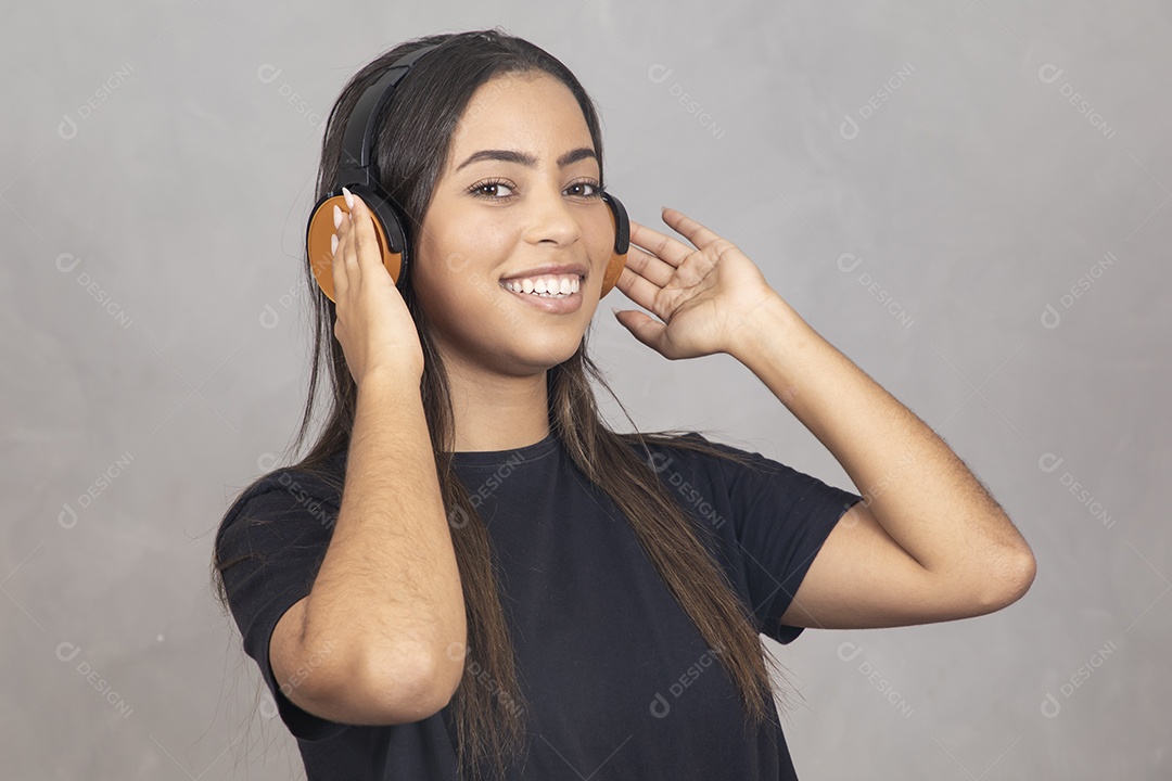 Linda mulher jovem garota sorridente usando fone de ouvido sobre fundo isolado cinza