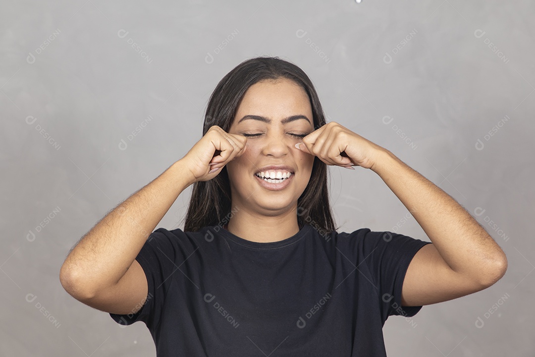 Linda mulher jovem garota sorridente sobre fundo isolado cinza