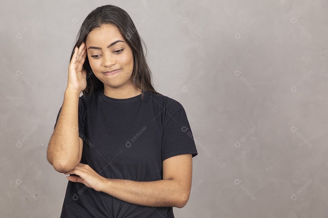 Linda mulher jovem garota sorridente sobre fundo isolado cinza