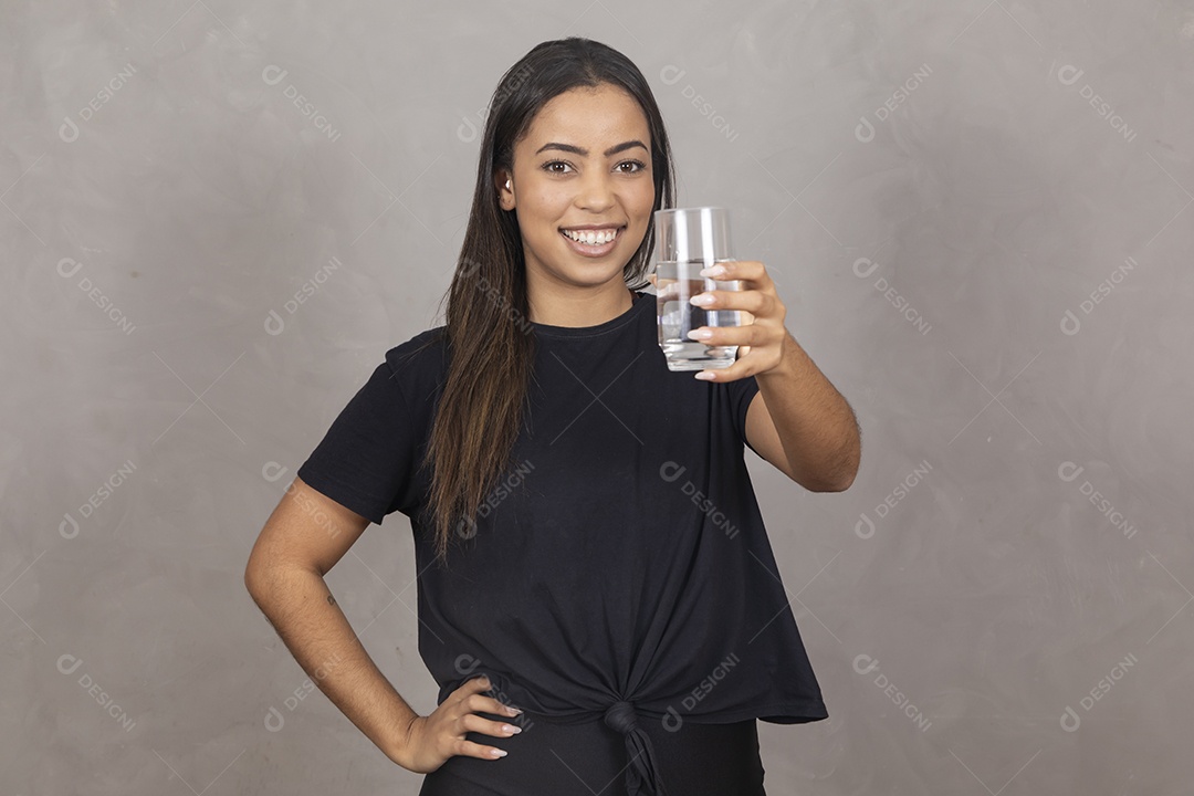 Linda mulher jovem bebendo agua copo de hidratando garota sorridente sobre fundo isolado cinza