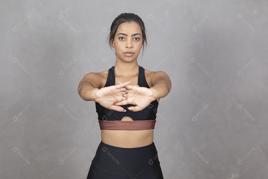 Linda mulher jovem garota sorridente  se alongando exercícios sobre fundo isolado cinza