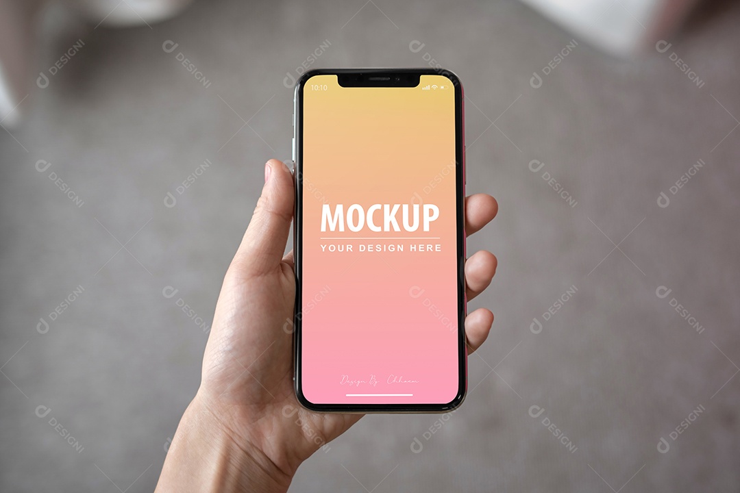 Mockup de Celular na Mão PSD Editável