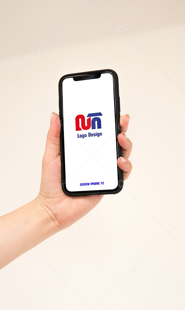 Mockup de Celular na Mão PSD Editável