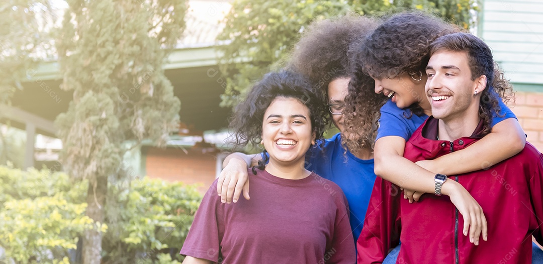 Grupo de amigos do milênio se divertindo na festa do quintal - Jovens felizes rindo - Conceito de amizade com rapazes e garotas juntos