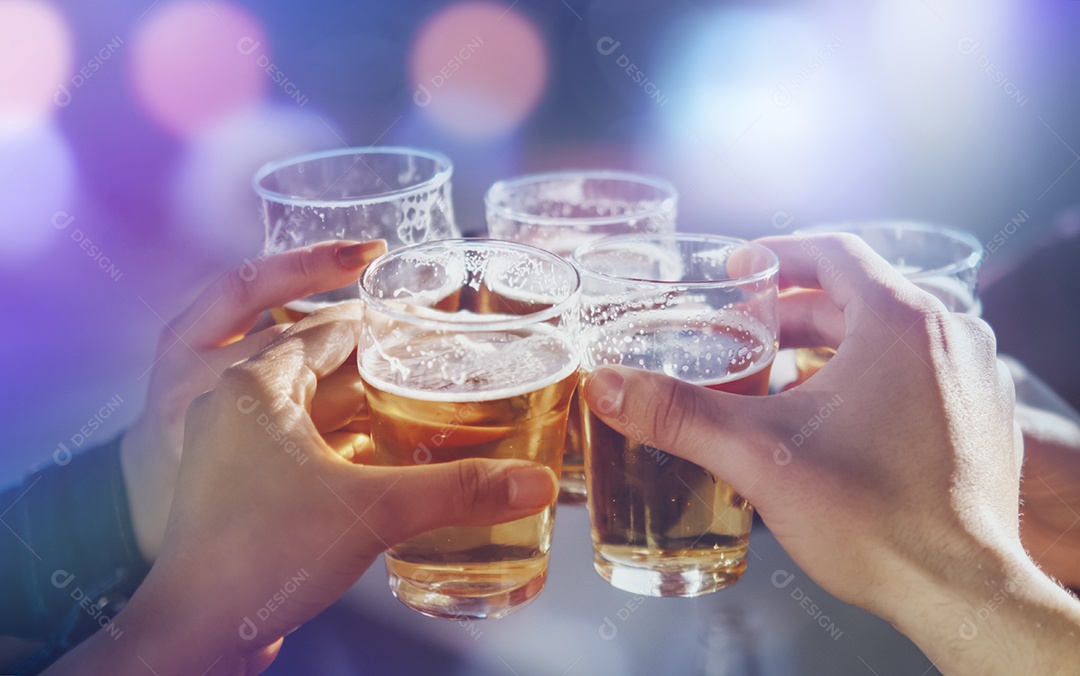 Grupo de amigos brindando cervejas na boate. Melhores amigos festejando juntos - conceito de vida noturna e festa