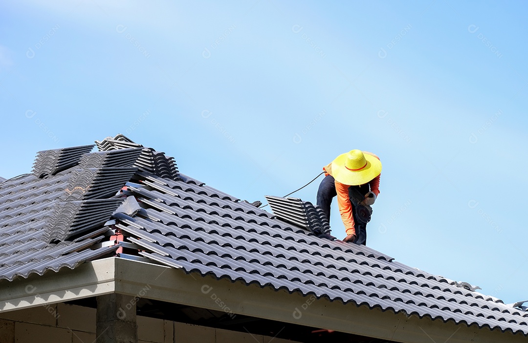 Trabalhador doméstico fazendo coberturas sem equipamento de proteção de segurança, construção de casas, conceito de segurança no trabalho