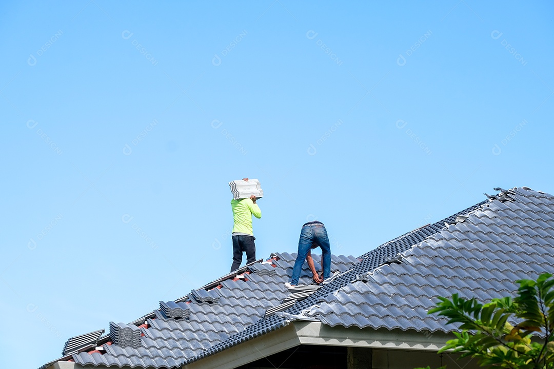 Trabalhador doméstico fazendo coberturas sem equipamento de proteção de segurança, construção de casas, conceito de segurança no trabalho