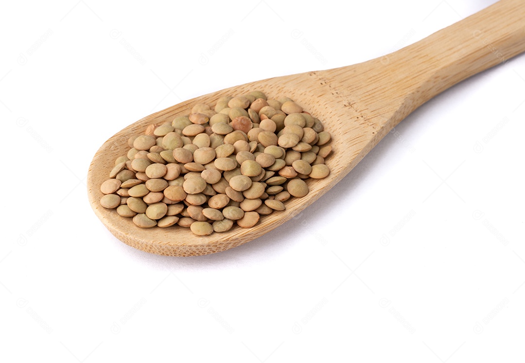 Lentilhas cruas em uma colher isolada sobre fundo branco.
