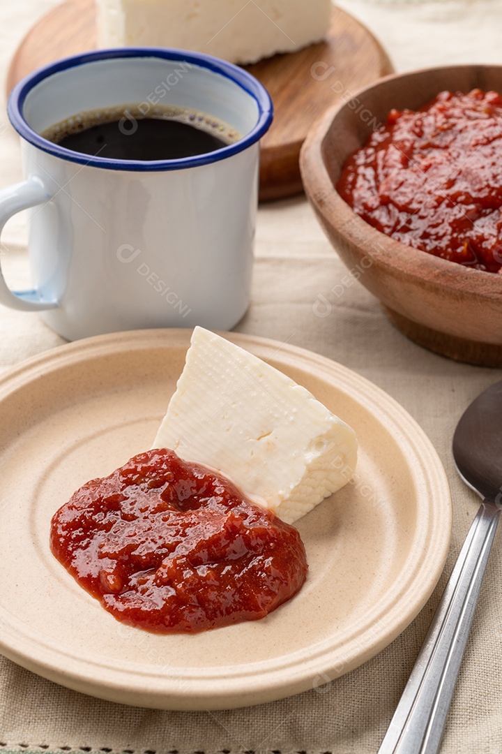 Goiabada, doce de goiabada com queijo da fazenda. Sobremesa caseira típica brasileira.