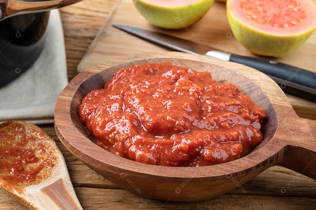 Goiabada, doce de goiaba cremosa brasileira tradicional com frutas sobre a mesa de madeira.