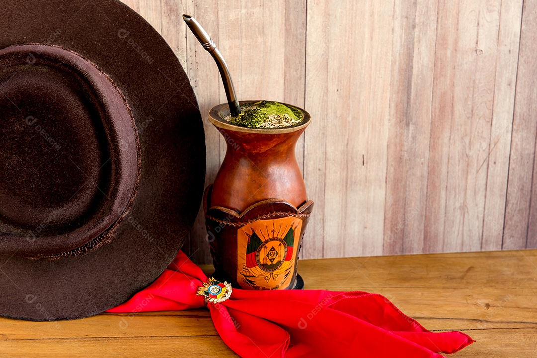 Tradição gaúcha, chapéu, lenço vermelho e chá de erva-mate.