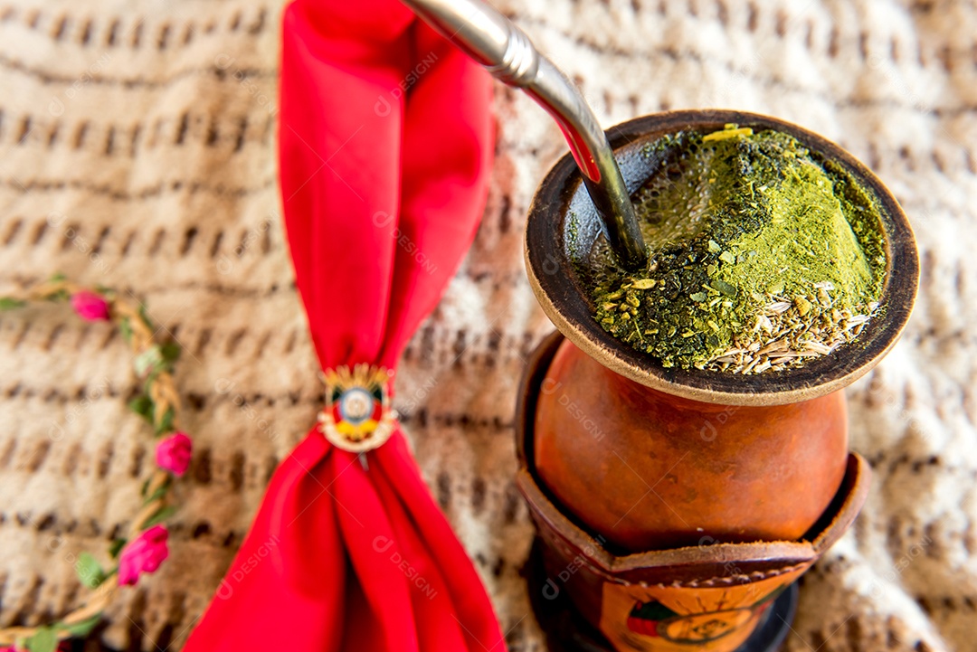 Tradição gaúcha, lenço vermelho, poncho e chimarrão de erva-mate