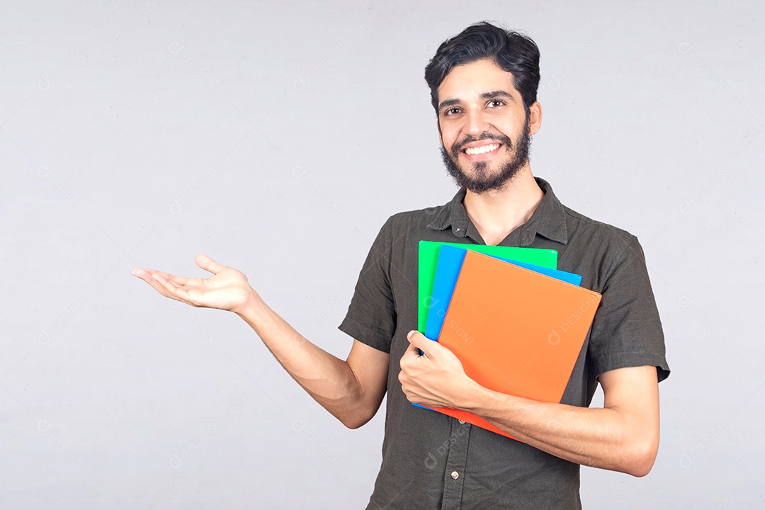 Homem estudante jovem segurando materiais escolar fundo isolado branco