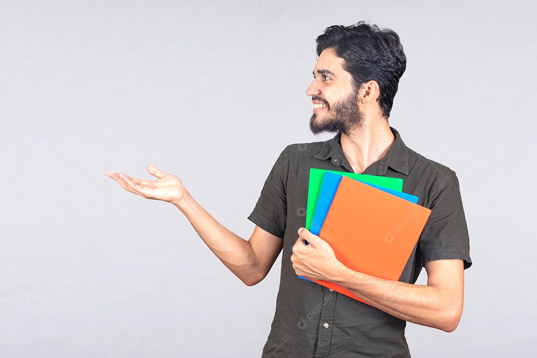 Homem estudante jovem segurando materiais escolar fundo isolado branco