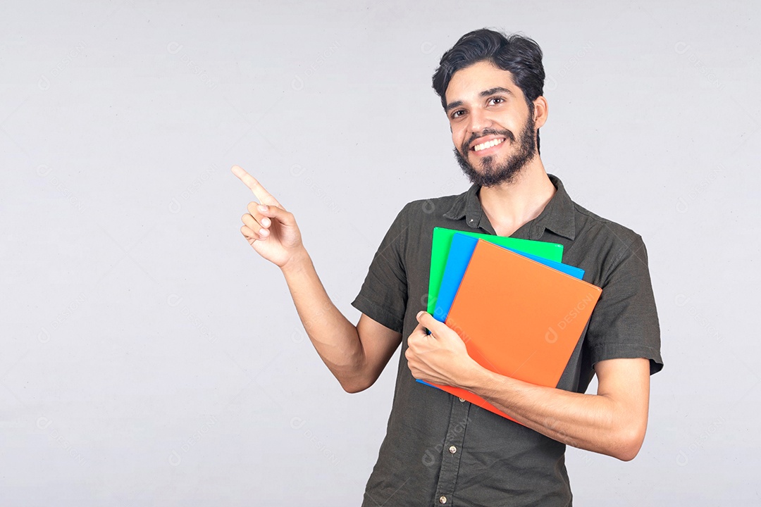 Homem estudante jovem segurando materiais escolar fundo isolado branco