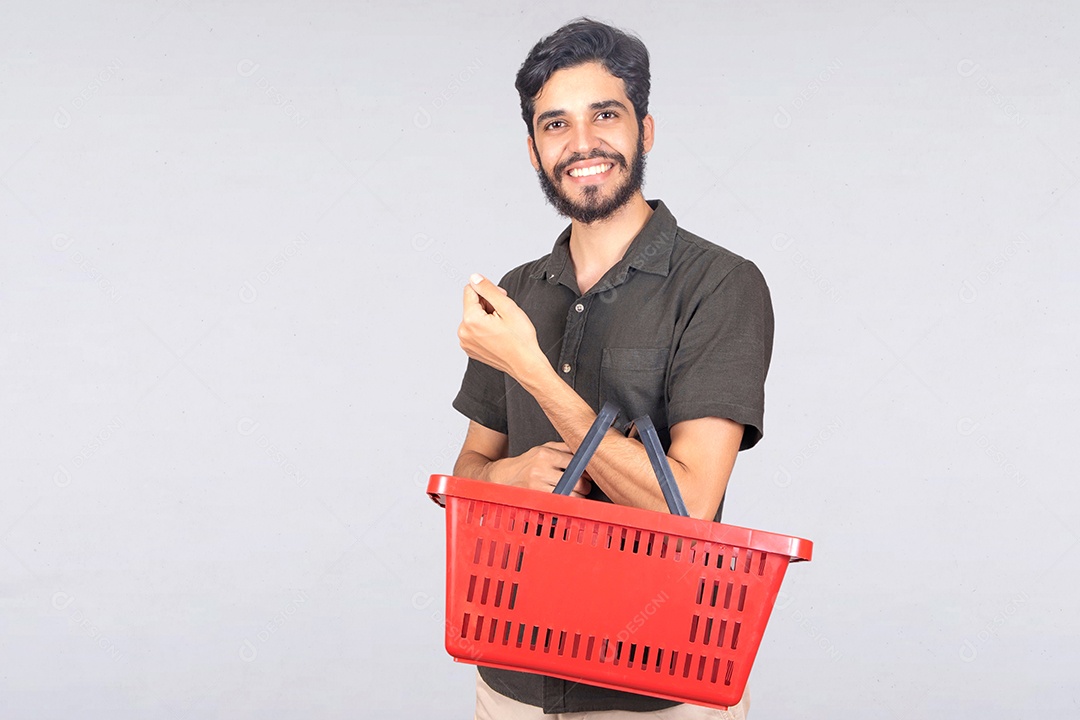 Homem estudante jovem segurando cesta mercado compras fundo isolado branco