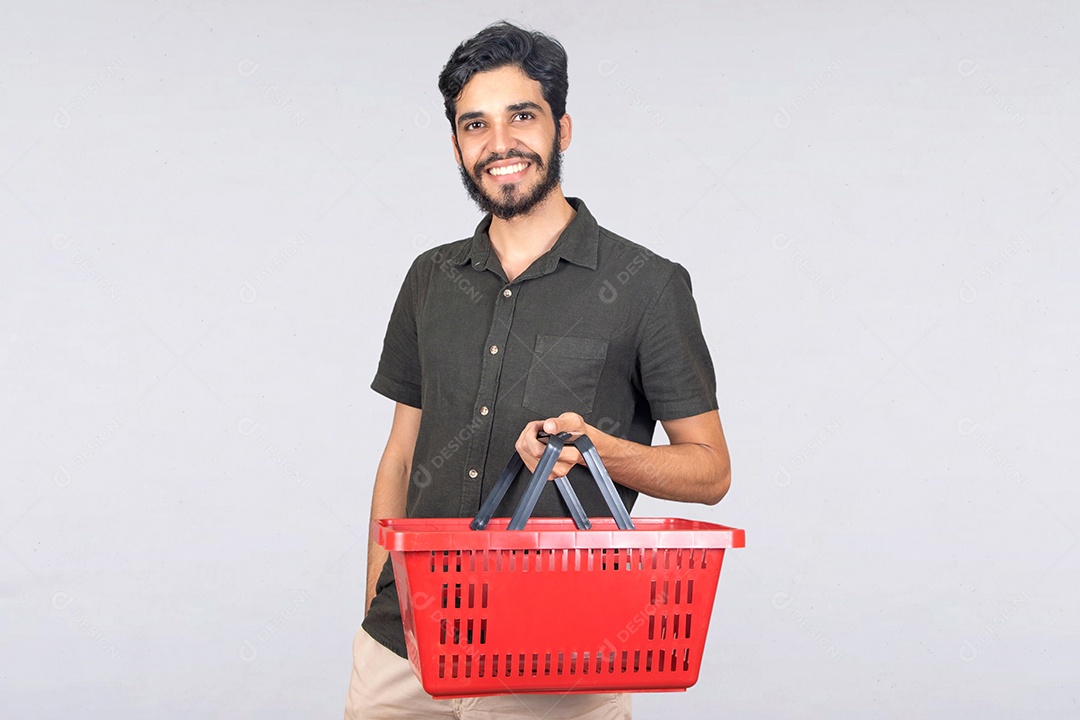 Homem estudante jovem segurando cesta mercado compras fundo isolado branco