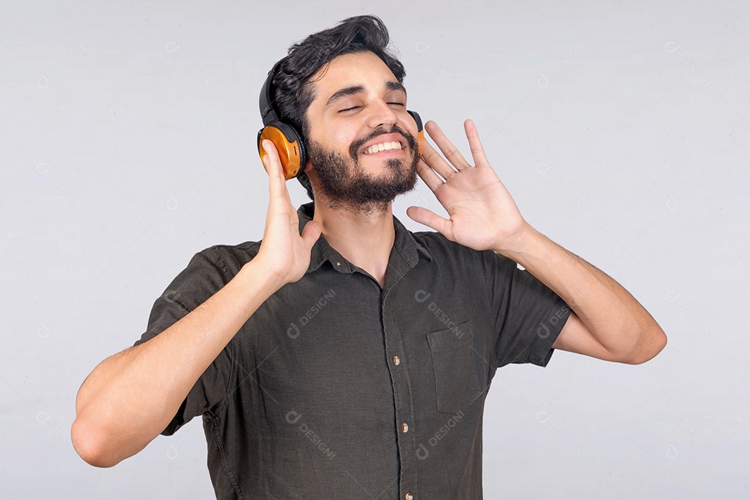 Homem estudante jovem usando fone de ouvido fundo isolado branco