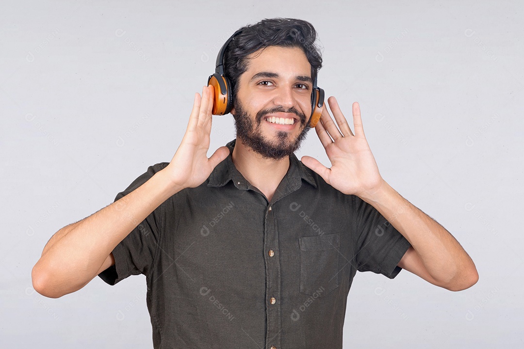 Homem estudante jovem usando fone de ouvido fundo isolado branco
