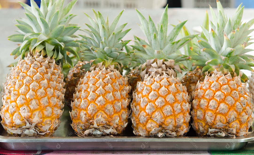 Abacaxi maduros na mesa.