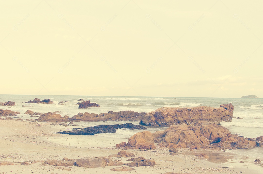 Praia tropical vintage ao entardecer