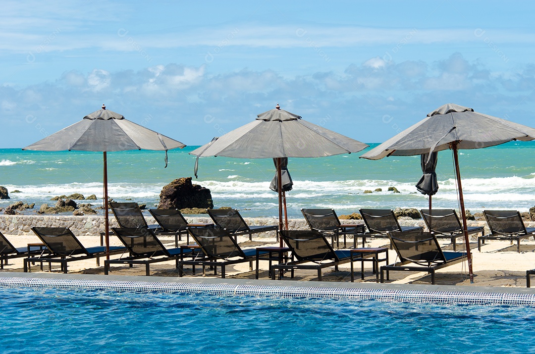 mar e piscina na tailândia.