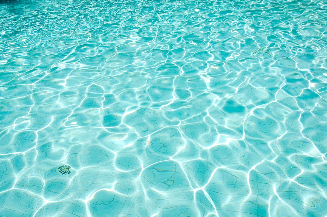 Piscina com escada no hotel