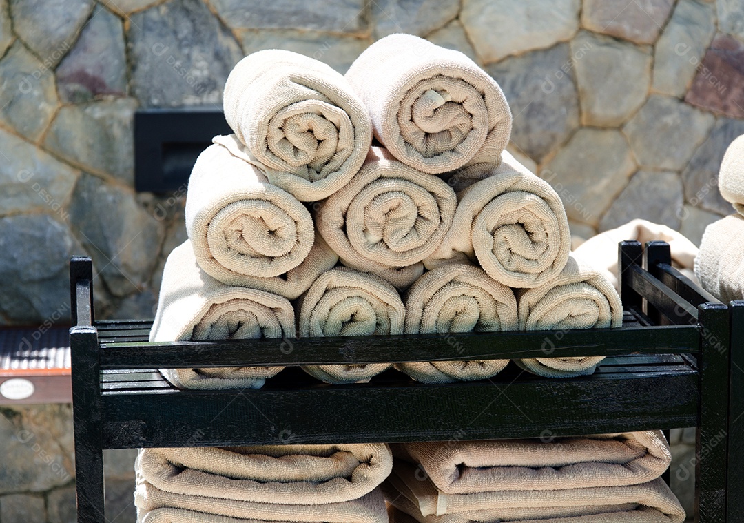 Toalha enrolada colocada sobre os muitos.