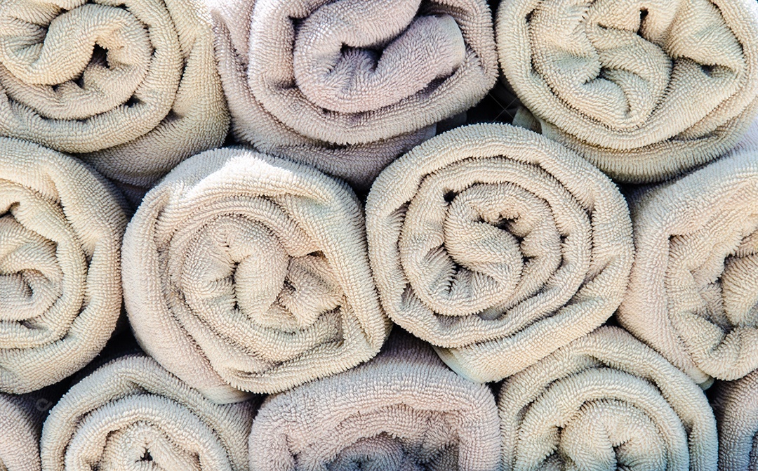 Toalha enrolada colocada sobre os muitos.