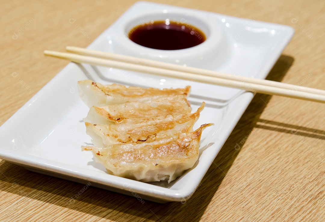 bolinho de massa em um prato branco em cima da mesa.