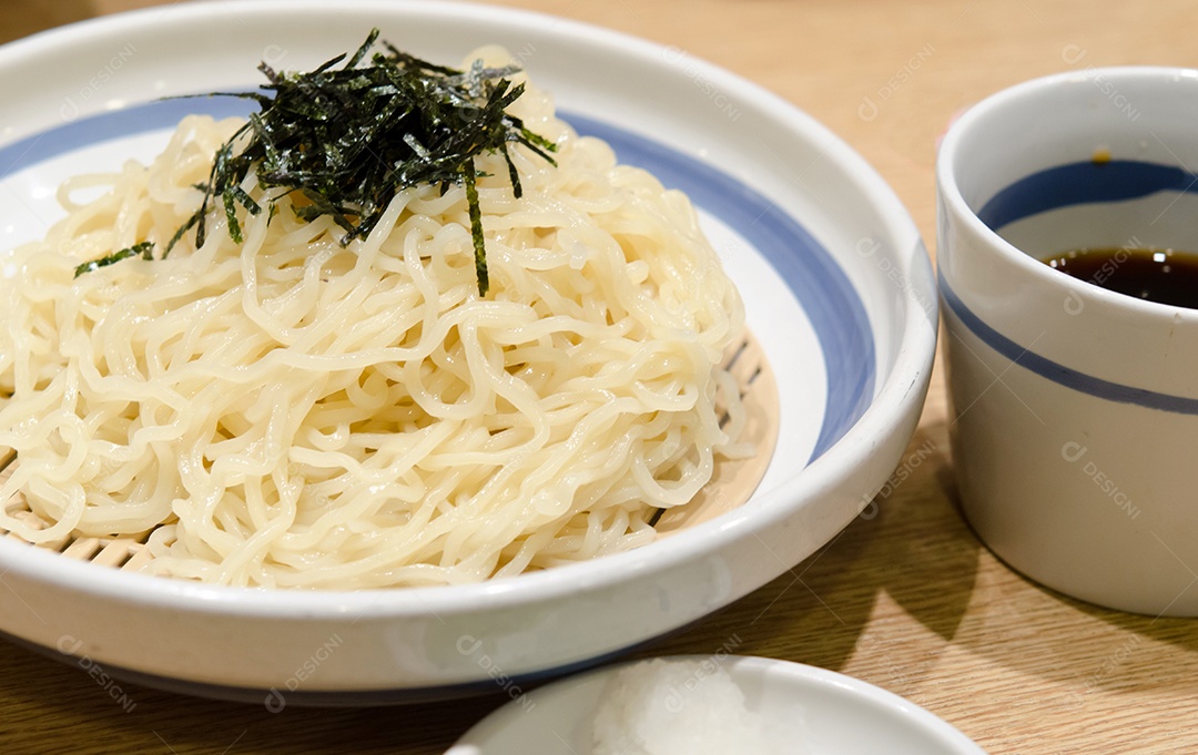 Culinária japonesa de verão, macarrão udon frio