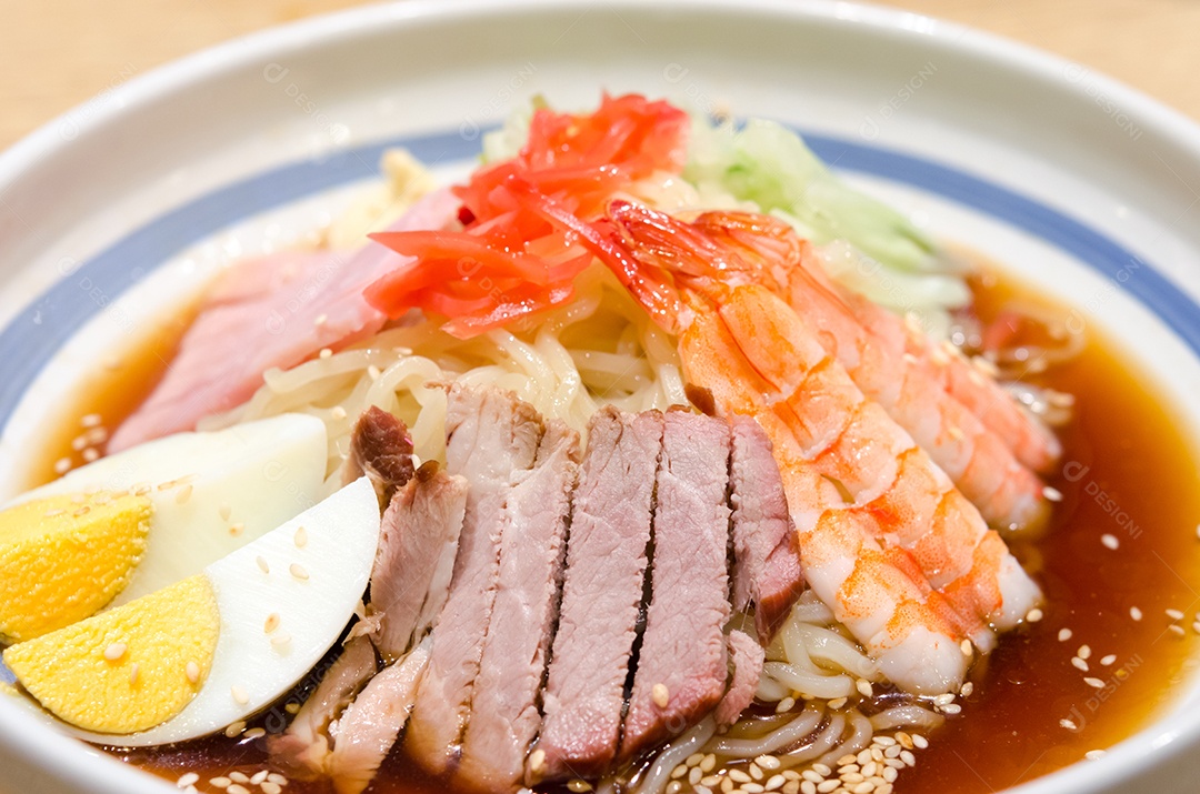 Culinária japonesa de verão, macarrão udon frio