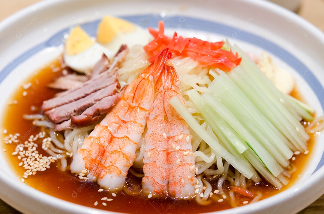 Culinária japonesa de verão, macarrão udon frio