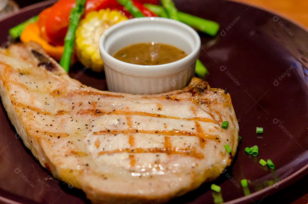 bife de porco no prato